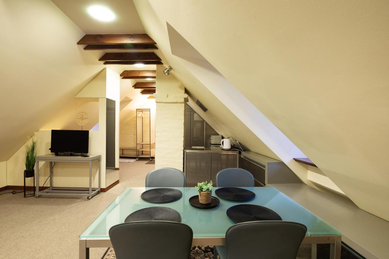 Íbúð Old Town Charm One Bedroom Spacious Loft Nearby The Livu Square *
